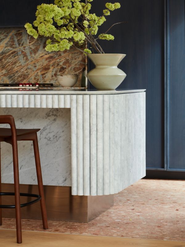 est-living-la-casa-rosa-luigi-rosselli-architects-marble rods stone curved curves bench european kitchen