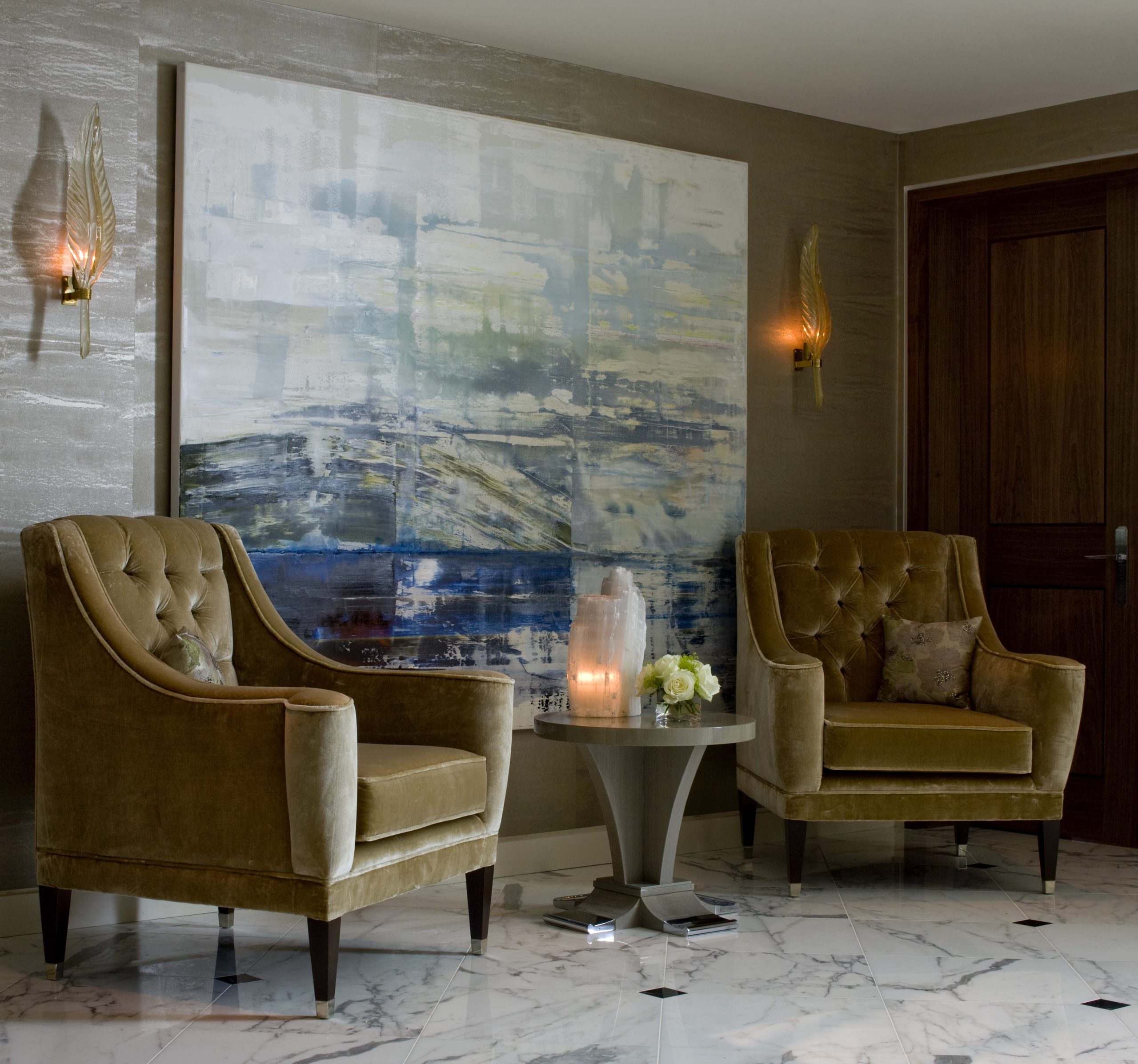 luxury-seating-area-overscaled-abstract-art-feature-wall