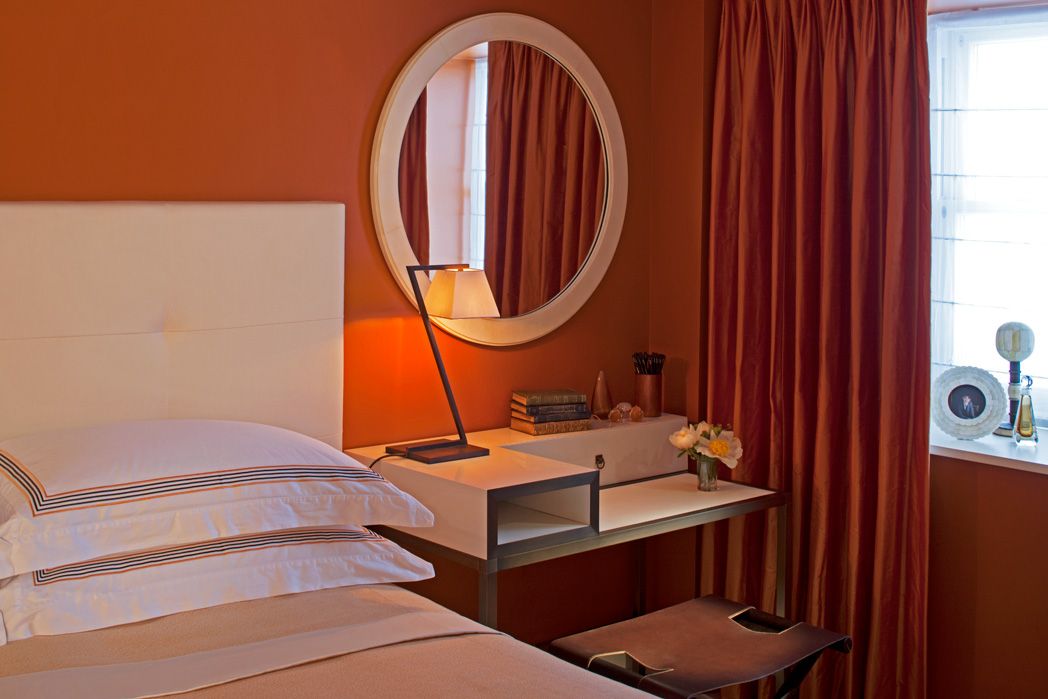 orange-bold-colour-luxury-bedroom-modern-vignette